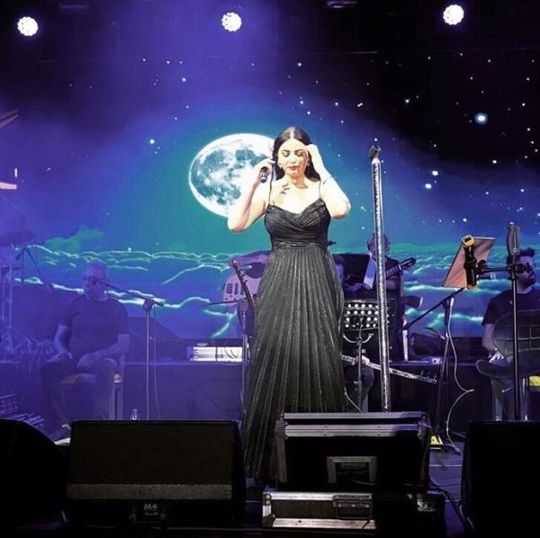 Zara konserinde giydiği siyah elbisesiyle yürek hoplattı