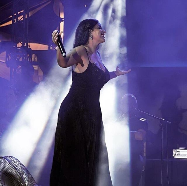 Zara konserinde giydiği siyah elbisesiyle yürek hoplattı