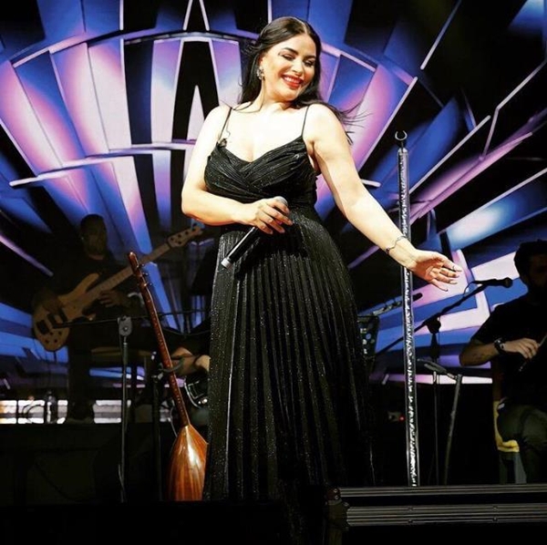 Zara konserinde giydiği siyah elbisesiyle yürek hoplattı