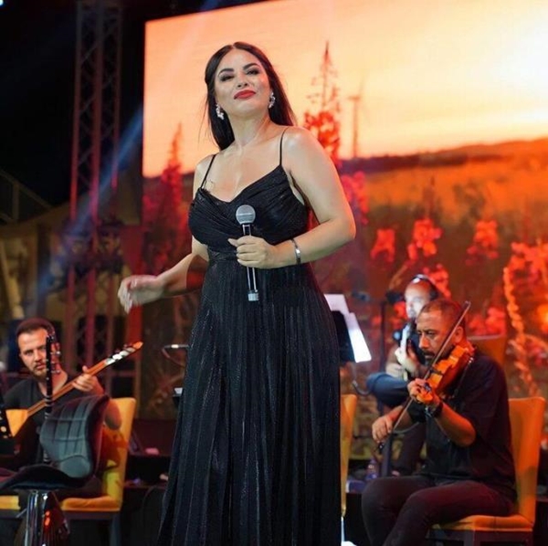 Zara konserinde giydiği siyah elbisesiyle yürek hoplattı