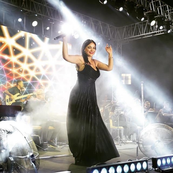 Zara konserinde giydiği siyah elbisesiyle yürek hoplattı