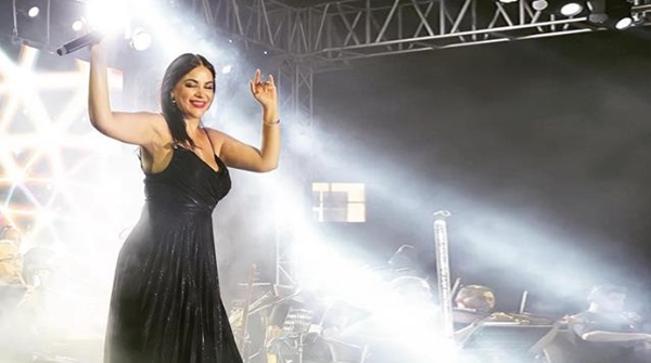 Zara konserinde giydiği siyah elbisesiyle yürek hoplattı