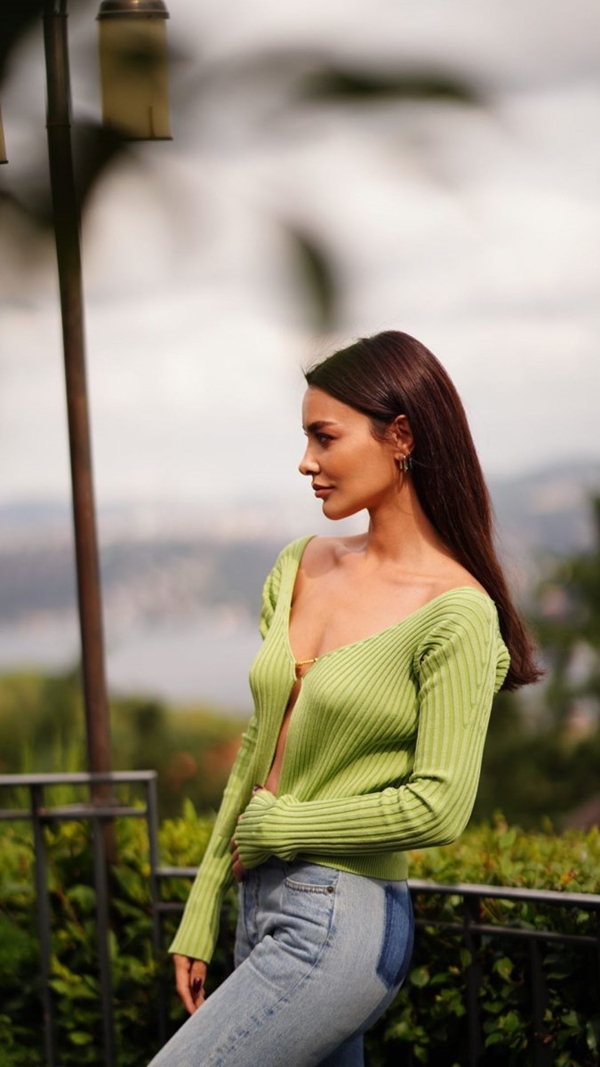 Ünlü oyuncu Hazal Filiz Küçükköse Demet Özdemir'e özendi