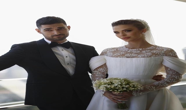 Fotoğrafın en çok dikkat çeken detayı Tatlıses'in gelinine taktığı altın kemer oldu