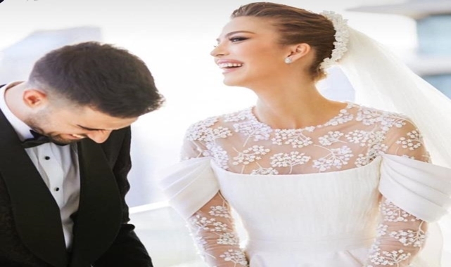 Fotoğrafın en çok dikkat çeken detayı Tatlıses'in gelinine taktığı altın kemer oldu