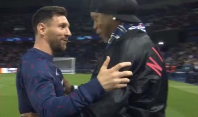Ronaldinho PSG'nin onur konuğu olarak Leipzig maçına geldi