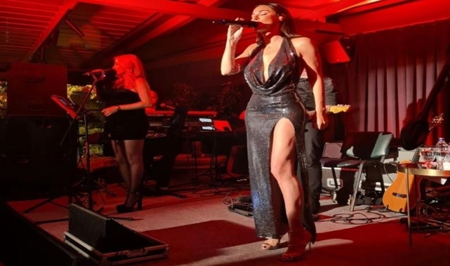 Defne Samyeli sahne kıyafetiyle çok konuşuldu