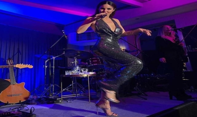 Defne Samyeli sahne kıyafetiyle çok konuşuldu