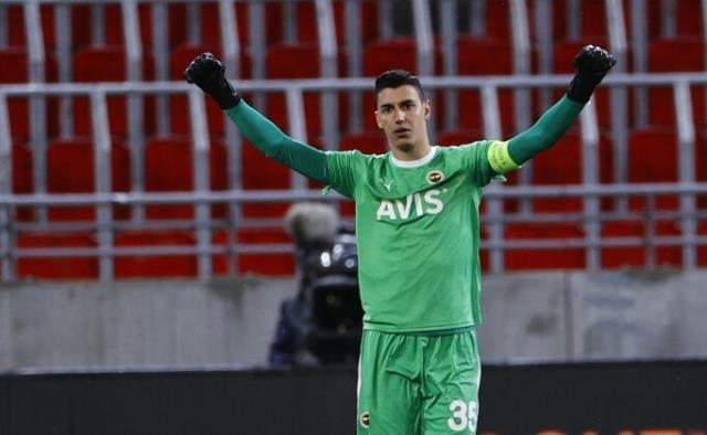 Galatasaray: Fenerbahçe'yle sözleşmesi sezon sonunda bitecek Berke Özer'e talip oldu