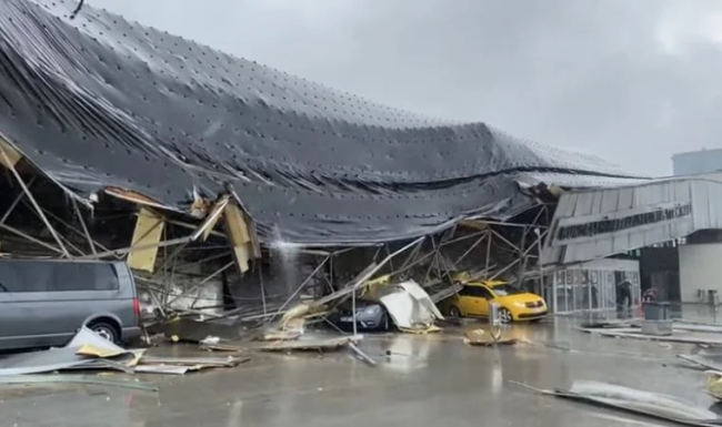 Son Dakika: Bursa'da Otogar' a yıldırım düştü! Çatı çöktü. Hasar Büyük