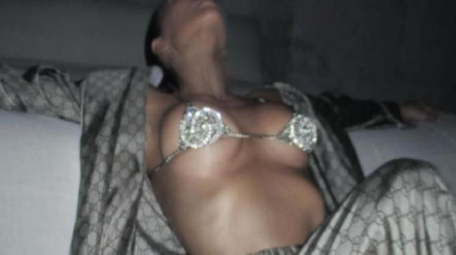 Kim Kardashian küçük iç çamaşırıyla poz verdi