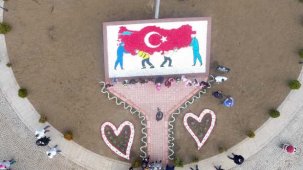 Bin çocuk 10 bin taşla 'Türkiye haritasını sırtlayan sıhhat çalışanları mozaiği' yaptı!
