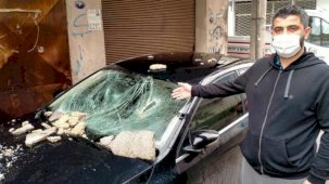 Fırtınanın binadan kopardığı beton kesimleri arabanın üzerine düştü