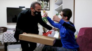 Ordu Valisi Sonel üç kitap yazan engelli gencin bilgisayar isteğini yerine getirdi