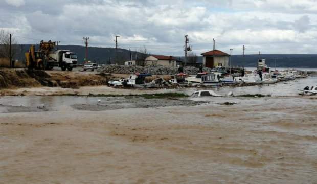 Çanakkale’de Kepez deresi taştı, iki tekne battı
