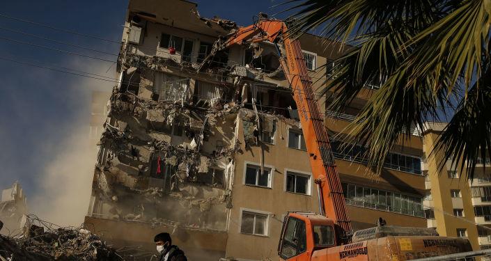 İzmir’de 'orta hasarlı' denilen 2 binaya 5 ay sonra 'az hasarlı' raporu verildi