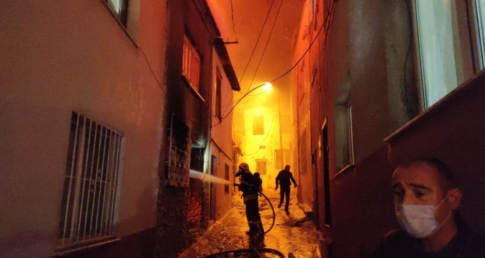 Kuşadası'nda sit alanında yangın: Muhafaza altındaki 2 konut yandı