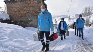 Bitlis'te Konutta Bakım Hizmetleri takımları, karlı yolları aşıp hastalara ulaşıyor