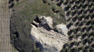 Defineciler talan etti: 2700 yıllık tümülüsler yok olma tehlikesiyle karşı karşıya