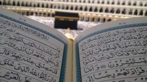 Duşta Kuran-ı Kerim dinlediğini görmek güzel mı? Hayalde Kuran okuduğunu görmek neye işaret?