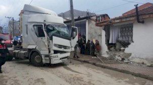 Televizyon izlerken konutun içine TIR girdi: 'Aracın üzerime geldiğini görünce geri çekildim'