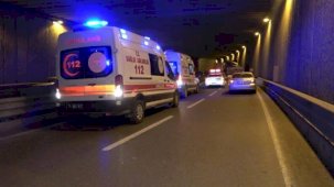 Tıra arkadan çarpan otomobil 50 metre sürüklendi