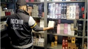 Toplumsal medya canlı yayınında kaçak eser tanıtırken yakalandı