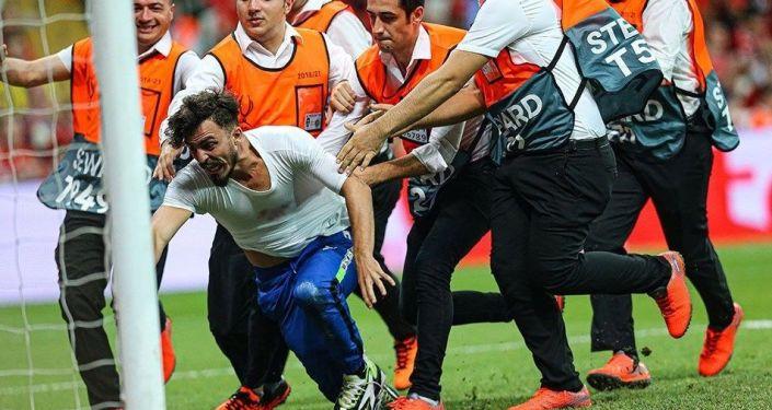 UEFA maçında alana giren YouTuber&#039;a 1 yıl 8 ay mahpus cezası