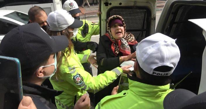 Bankaya maskesiz alınmayan anne-kız ortalığı birbirine kattı: Sizinle işimiz yok, bırakın gidelim