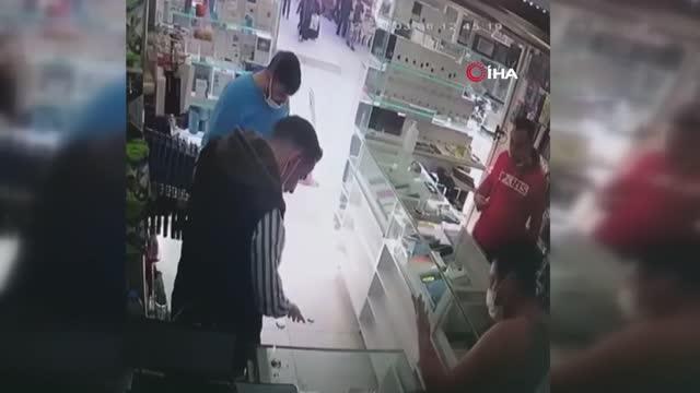 Cep telefonu bataryası bomba gibi patladı