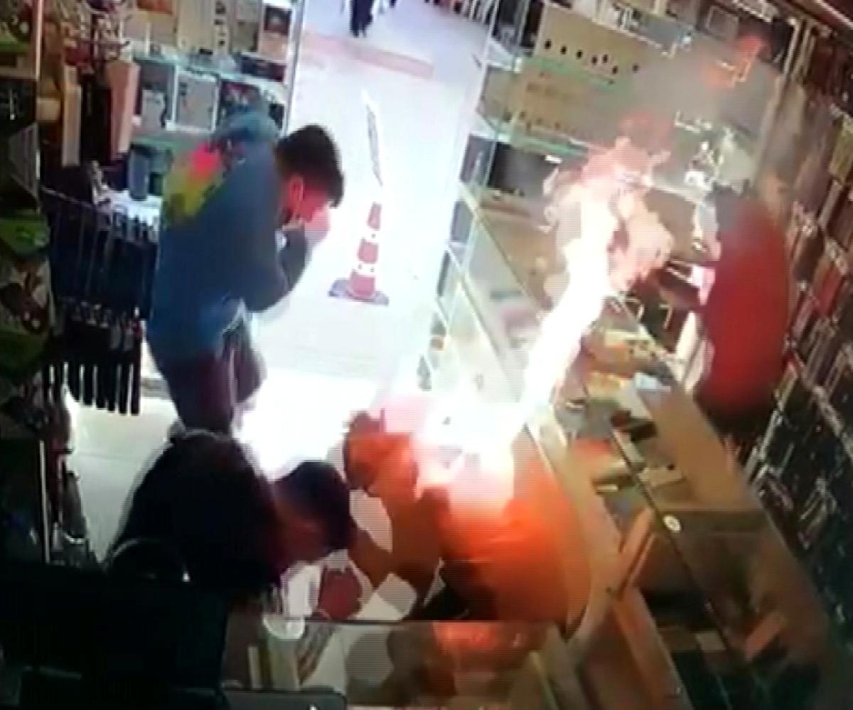 Cep telefonu bataryası bomba gibi patladı