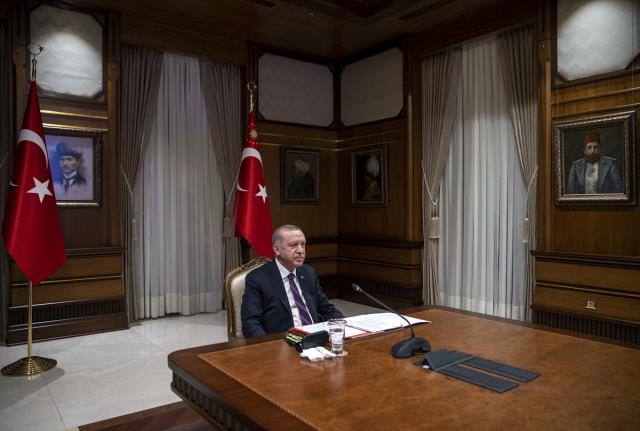 Cumhurbaşkanı Erdoğan'ın Macron'la yaptığı görüşmede duvardaki tablolar dikkat çekti