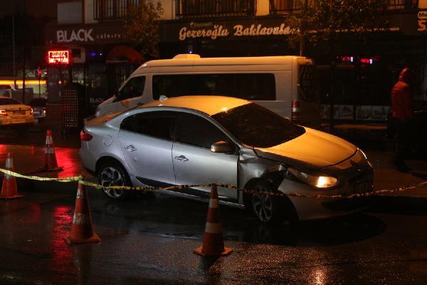 İSTANBUL-KAĞITHANE'DE İŞ YERİNİ TARAYIP KAÇAN SALDIRGANLAR KAZA YAPINCA YAKALANDI