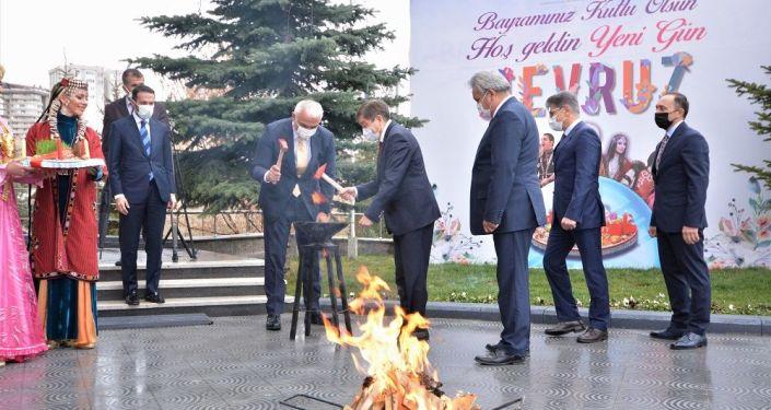 Kültür ve Turizm Bakan Ersoy, Nevruz ateşinden atlayıp, yumurta tokuşturdu