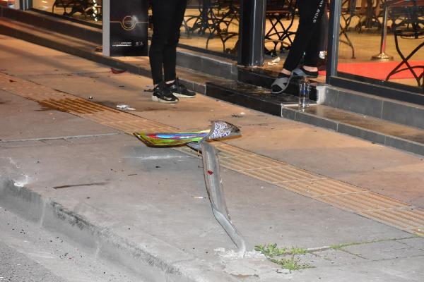 Park halindeki 2 araca çarpıp, kendi aracındaki 2 yaralıyı terk edip kaçtı: 3 yaralı