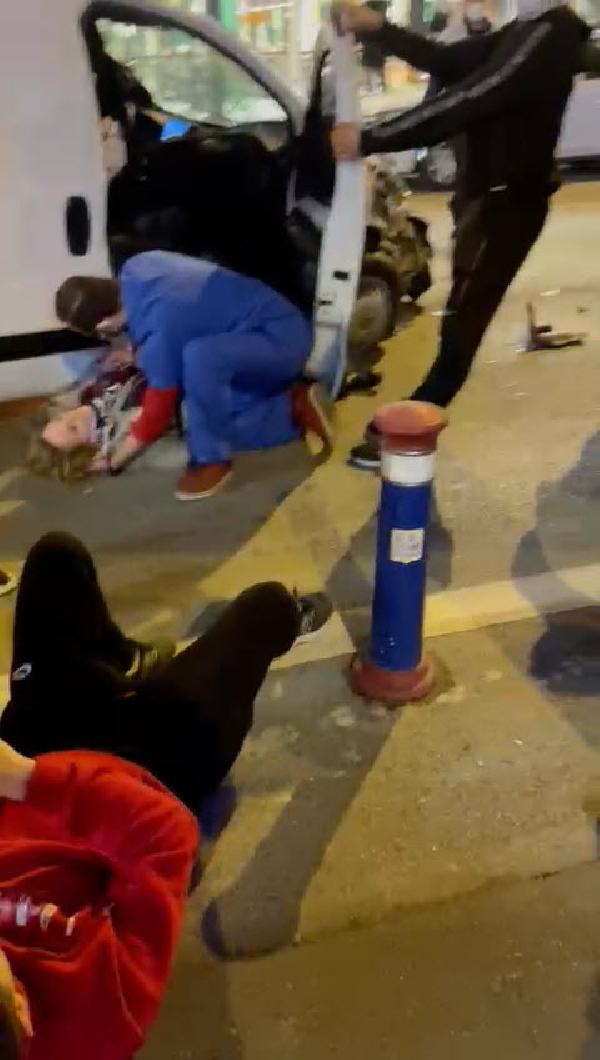 Park halindeki 2 araca çarpıp, kendi aracındaki 2 yaralıyı terk edip kaçtı: 3 yaralı