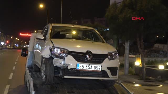 Park halindeki 2 araca çarpıp, kendi aracındaki 2 yaralıyı terk edip kaçtı: 3 yaralı