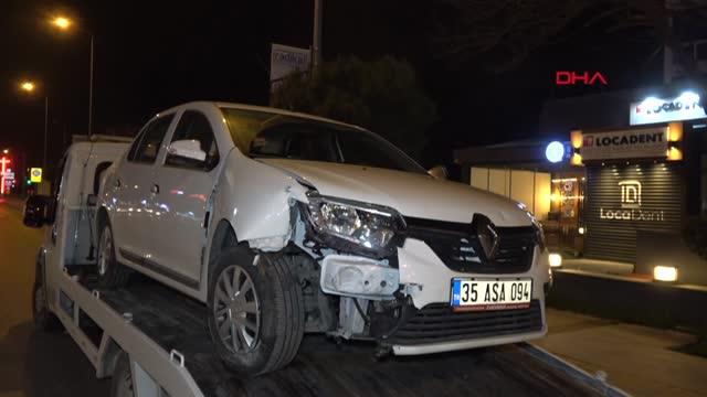 Park halindeki 2 araca çarpıp, kendi aracındaki 2 yaralıyı terk edip kaçtı: 3 yaralı