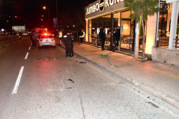 Park halindeki 2 araca çarpıp, kendi aracındaki 2 yaralıyı terk edip kaçtı: 3 yaralı