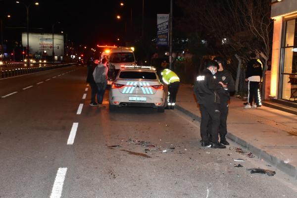 Park halindeki 2 araca çarpıp, kendi aracındaki 2 yaralıyı terk edip kaçtı: 3 yaralı