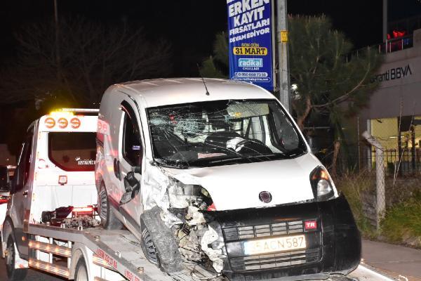 Park halindeki 2 araca çarpıp, kendi aracındaki 2 yaralıyı terk edip kaçtı: 3 yaralı