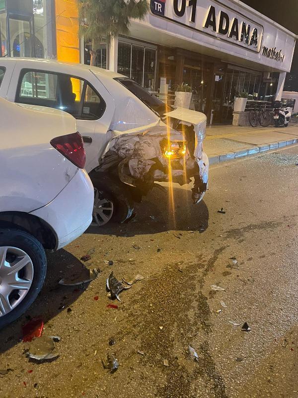 Park halindeki 2 araca çarpıp, kendi aracındaki 2 yaralıyı terk edip kaçtı: 3 yaralı