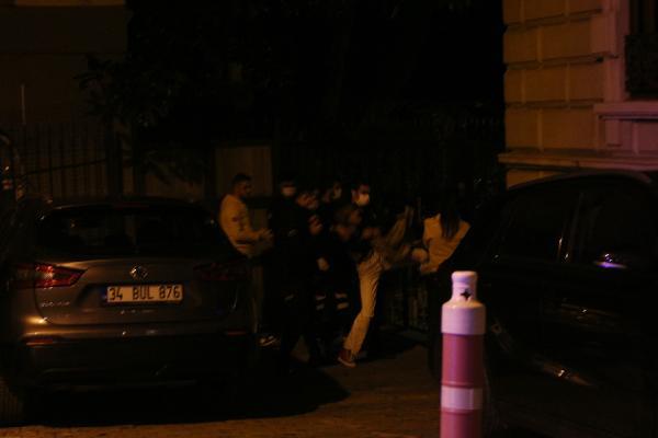 Sevgilisini bıçaklayan kadın, ambulansa götürüldüğü sırada da tekme savurdu