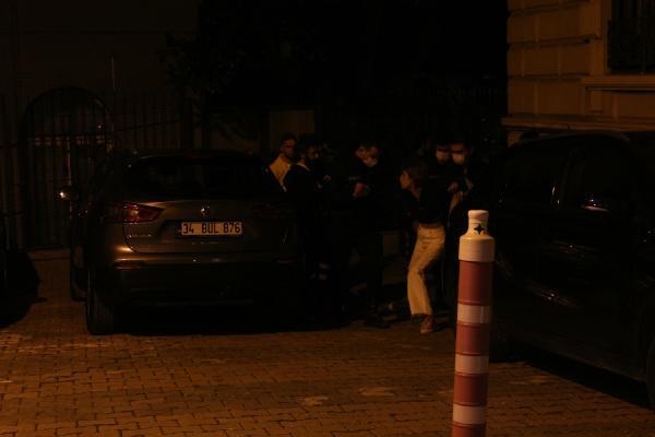 Sevgilisini bıçaklayan kadın, ambulansa götürüldüğü sırada da tekme savurdu