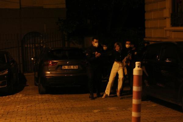 Sevgilisini bıçaklayan kadın, ambulansa götürüldüğü sırada da tekme savurdu