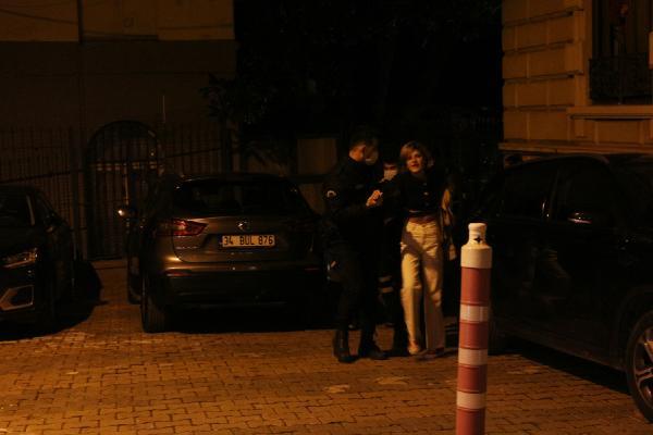 Sevgilisini bıçaklayan kadın, ambulansa götürüldüğü sırada da tekme savurdu