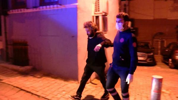 Sevgilisini bıçaklayan kadın, ambulansa götürüldüğü sırada da tekme savurdu