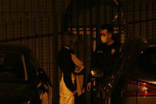 Sevgilisini bıçaklayan kadın, ambulansa götürüldüğü sırada da tekme savurdu