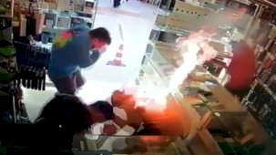 Cep telefonu bataryası bomba gibi patladı