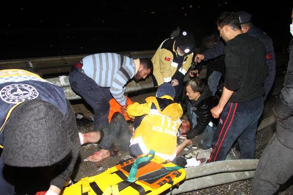 TIR şarampole devrildi, kupası ikiye bölündü: 1'i ağır 2 yaralı